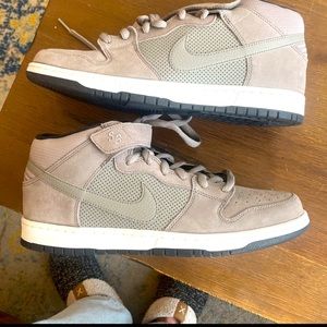 Nike SB Dunk Mid Pro